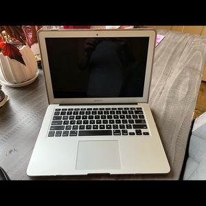 Apple 2013 computer, hardly used, just set around